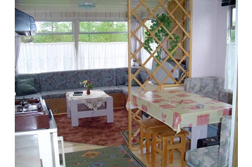 Polonia Chata Dubeninki, Exterior